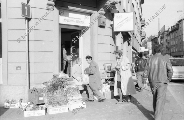 Image of sheet 19920180 photo 30: Schaufenster Condomeria, Klingenstr. 23, Apotheke Stadelhofen, für nnabelle mit Yvonne Kind und Objekte von Knopp FERRO Hinterecker, Seefeld. Mainaustrasse, Stefan Steffi Kenner oder Renner mit Helm und Velobrille von Knopp. Kondome im Schaufenster und Scheinwerferlicht. Zürich 1992 condom anticonceptive 
artist art sculpture portrait switzerland schweiz