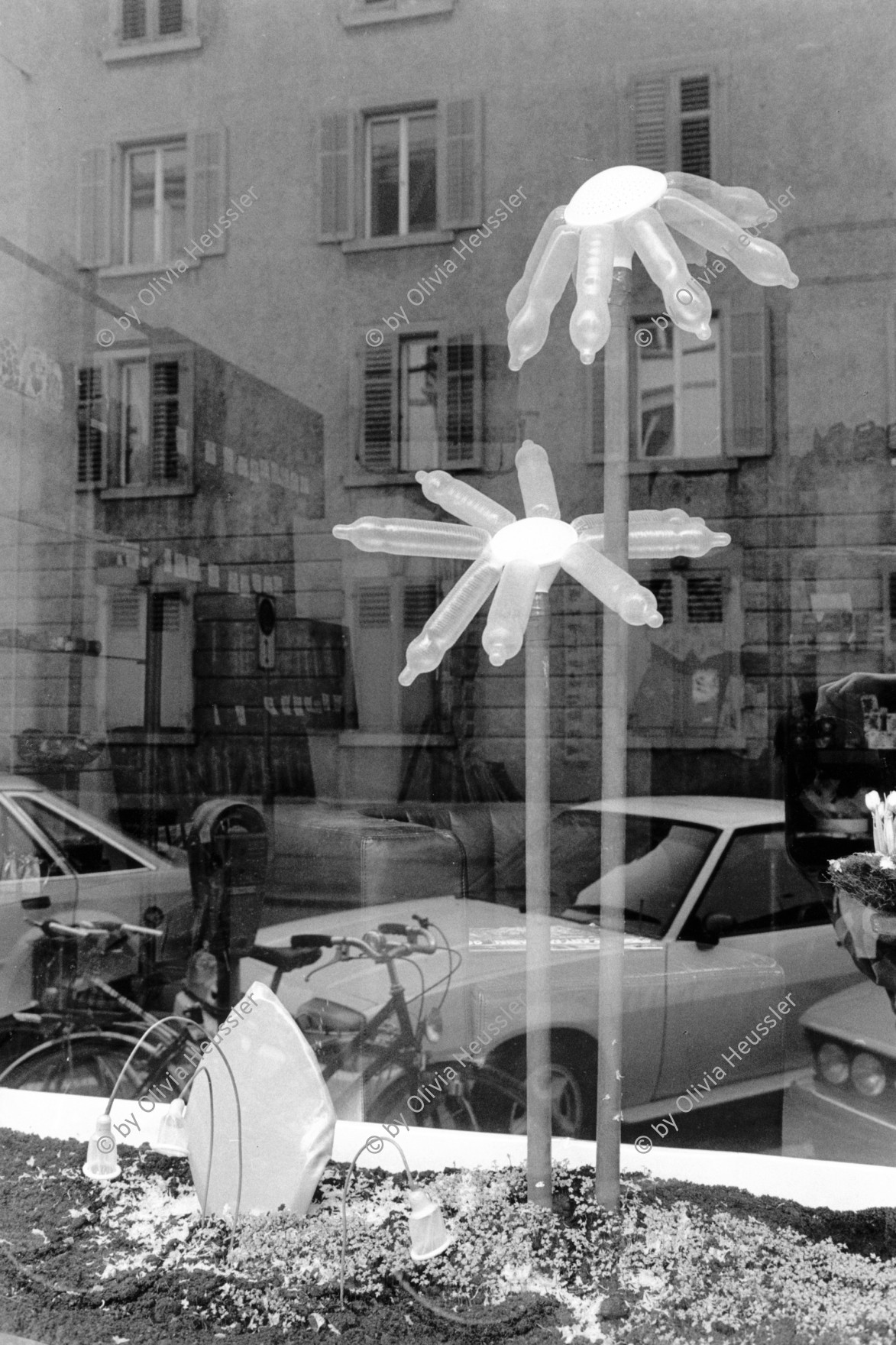 Image of sheet 19920180 photo 6: Kondome im Blumendekor des Schaufensters der Condomeria (Laden Shop für Kondome) an der Klingestrasse in Zürich. 03.92 1992 Kreis fünf 5 Schweiz Switzerland Europe antikonzeption anticonception street window √