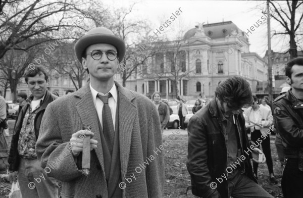 Image of sheet 19920190 photo 15: Midnight to Six mit Buzz Maeschi und Karin Diblitz auf dem Sechseläutenplatz, Zürich  1992. Frühlingsdemo. Herr Kapital Performance. Gedichtaktion Solidarität vor dem Schauspielhaus. Portrait Dani Härry, TA. Freiträume Kunsthaus, Transparent. Kurden / Kurds Newrozfesttanz.
Aktion 'Wir überdauern alle Mauern' und 'Mauerblümchen erwachet' an Mühlequai. Zürich 1992
swiss switzerland europe europa Schweiz