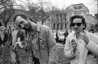 Image of sheet 19920190 photo 18: Midnight to Six mit Buzz Maeschi und Karin Diblitz auf dem Sechseläutenplatz, Zürich  1992. Frühlingsdemo. Herr Kapital Performance. Gedichtaktion Solidarität vor dem Schauspielhaus. Portrait Dani Härry, TA. Freiträume Kunsthaus, Transparent. Kurden / Kurds Newrozfesttanz.
Aktion 'Wir überdauern alle Mauern' und 'Mauerblümchen erwachet' an Mühlequai. Zürich 1992
swiss switzerland europe europa Schweiz