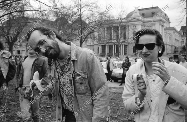 Image of sheet 19920190 photo 18: Midnight to Six mit Buzz Maeschi und Karin Diblitz auf dem Sechseläutenplatz, Zürich  1992. Frühlingsdemo. Herr Kapital Performance. Gedichtaktion Solidarität vor dem Schauspielhaus. Portrait Dani Härry, TA. Freiträume Kunsthaus, Transparent. Kurden / Kurds Newrozfesttanz.
Aktion 'Wir überdauern alle Mauern' und 'Mauerblümchen erwachet' an Mühlequai. Zürich 1992
swiss switzerland europe europa Schweiz