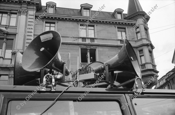 Image of sheet 19920190 photo 19: Midnight to Six mit Buzz Maeschi und Karin Diblitz auf dem Sechseläutenplatz, Zürich  1992. Frühlingsdemo. Herr Kapital Performance. Gedichtaktion Solidarität vor dem Schauspielhaus. Portrait Dani Härry, TA. Freiträume Kunsthaus, Transparent. Kurden / Kurds Newrozfesttanz.
Aktion 'Wir überdauern alle Mauern' und 'Mauerblümchen erwachet' an Mühlequai. Zürich 1992
swiss switzerland europe europa Schweiz