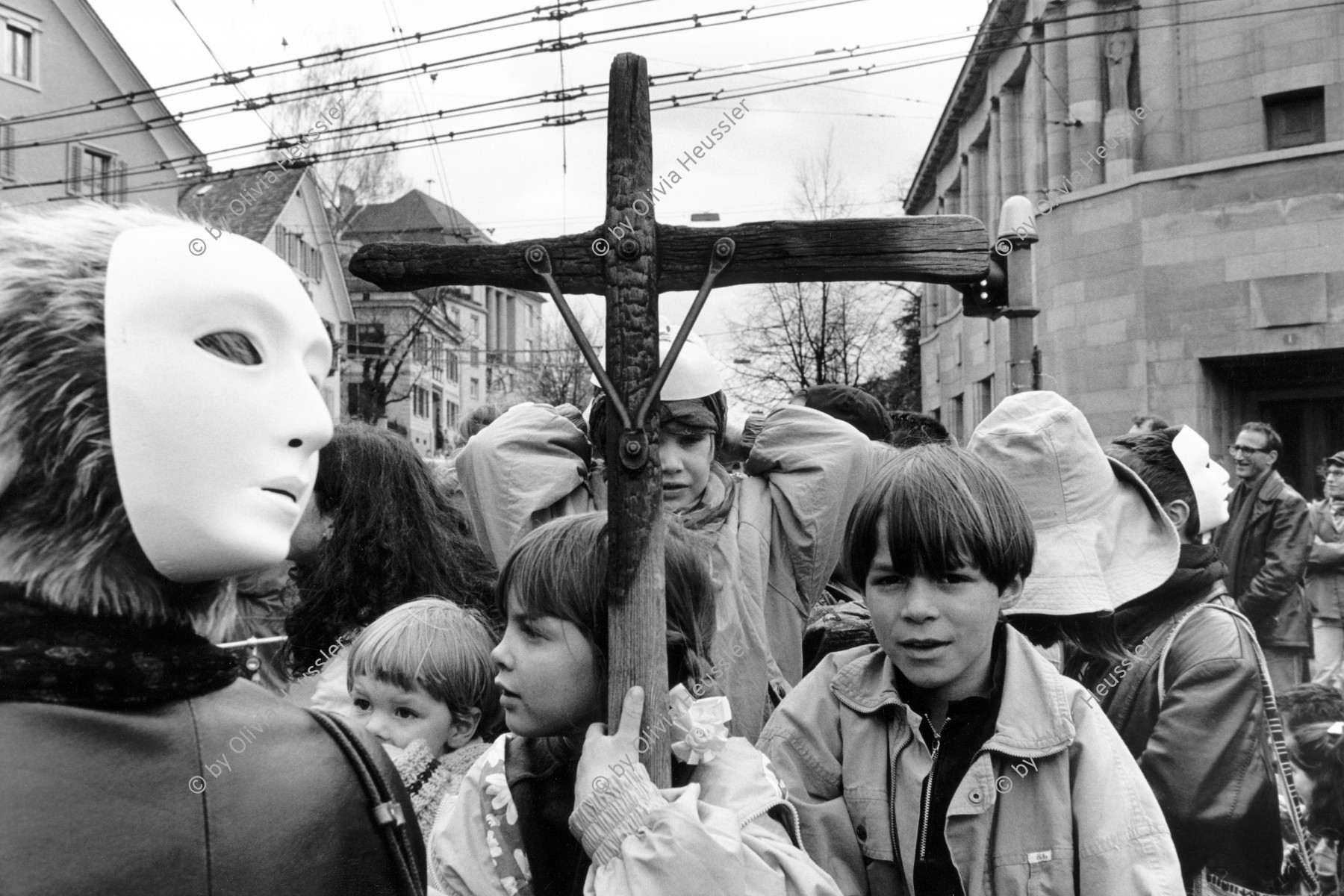 Image of sheet 19920190 photo 20: Kinder an der Frühlings demonstration erschienen. Pfauen Zürich 03. 1992 √ protest kids children spring manifestation Kunsthaus Maske 
swiss switzerland europe europa Schweiz