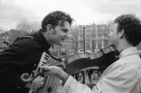 Image of sheet 19920190 photo 3: Midnight to Six mit Buzz Maeschi und Karin Diblitz auf dem Sechseläutenplatz, Zürich  1992. Frühlingsdemo. Herr Kapital Performance. Gedichtaktion Solidarität vor dem Schauspielhaus. Portrait Dani Härry, TA. Freiträume Kunsthaus, Transparent. Kurden / Kurds Newrozfesttanz.
Aktion 'Wir überdauern alle Mauern' und 'Mauerblümchen erwachet' an Mühlequai. Zürich 1992
swiss switzerland europe europa Schweiz