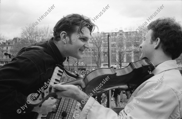 Image of sheet 19920190 photo 3: Midnight to Six mit Buzz Maeschi und Karin Diblitz auf dem Sechseläutenplatz, Zürich  1992. Frühlingsdemo. Herr Kapital Performance. Gedichtaktion Solidarität vor dem Schauspielhaus. Portrait Dani Härry, TA. Freiträume Kunsthaus, Transparent. Kurden / Kurds Newrozfesttanz.
Aktion 'Wir überdauern alle Mauern' und 'Mauerblümchen erwachet' an Mühlequai. Zürich 1992
swiss switzerland europe europa Schweiz