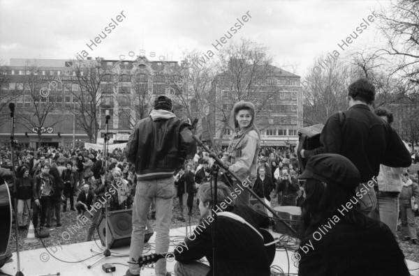 Image of sheet 19920190 photo 8: Midnight to Six mit Buzz Maeschi und Karin Diblitz auf dem Sechseläutenplatz, Zürich  1992.