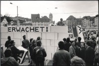 Image of sheet 19920200 photo 0: Die Aktionsmauer am Mühlequai 'Mauerblümchen erwachet' wird von engagierten Menschen aufgebaut. Protest gegen die Politik der Stadt Mühlequai Zürich, 03. 1992 Schweiz 
 	'Wake up ' is written on the wall in the center of Zurich. The manifestation turns into a springtime-party. Switzerland 03-21-92

zurück von Libération, Paris 2015