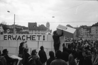 Image of sheet 19920200 photo 1: frtsg. Aktion Marktgassei 'Mauerblümchen erwachet ' und 'Wir überdauern alle Mauern'  Polizeieinsatz Grenadiereinsatz. Mobiles Jazzkonzert mit Co Streiff u.a. Claire Buchbinder und ? an Demonstration Protest (re). Monopoli Wahlplakate. Italien 1992