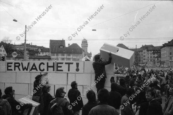 Image of sheet 19920200 photo 1: frtsg. Aktion Marktgassei 'Mauerblümchen erwachet ' und 'Wir überdauern alle Mauern'  Polizeieinsatz Grenadiereinsatz. Mobiles Jazzkonzert mit Co Streiff u.a. Claire Buchbinder und ? an Demonstration Protest (re). Monopoli Wahlplakate. Italien 1992