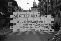 Image of sheet 19920200 photo 13: frtsg. Aktion Marktgassei 'Mauerblümchen erwachet ' und 'Wir überdauern alle Mauern'  Polizeieinsatz Grenadiereinsatz. Mobiles Jazzkonzert mit Co Streiff u.a. Claire Buchbinder und ? an Demonstration Protest (re). Monopoli Wahlplakate. Italien 1992