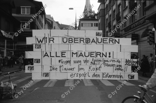 Image of sheet 19920200 photo 13: frtsg. Aktion Marktgassei 'Mauerblümchen erwachet ' und 'Wir überdauern alle Mauern'  Polizeieinsatz Grenadiereinsatz. Mobiles Jazzkonzert mit Co Streiff u.a. Claire Buchbinder und ? an Demonstration Protest (re). Monopoli Wahlplakate. Italien 1992