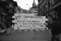 Image of sheet 19920200 photo 14: frtsg. Aktion Marktgassei 'Mauerblümchen erwachet ' und 'Wir überdauern alle Mauern'  Polizeieinsatz Grenadiereinsatz. Mobiles Jazzkonzert mit Co Streiff u.a. Claire Buchbinder und ? an Demonstration Protest (re). Monopoli Wahlplakate. Italien 1992