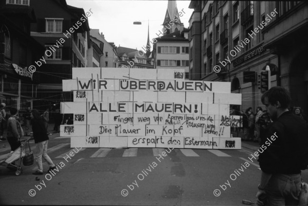 Image of sheet 19920200 photo 14: frtsg. Aktion Marktgassei 'Mauerblümchen erwachet ' und 'Wir überdauern alle Mauern'  Polizeieinsatz Grenadiereinsatz. Mobiles Jazzkonzert mit Co Streiff u.a. Claire Buchbinder und ? an Demonstration Protest (re). Monopoli Wahlplakate. Italien 1992