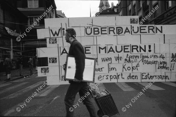 Image of sheet 19920200 photo 15: frtsg. Aktion Marktgassei 'Mauerblümchen erwachet ' und 'Wir überdauern alle Mauern'  Polizeieinsatz Grenadiereinsatz. Mobiles Jazzkonzert mit Co Streiff u.a. Claire Buchbinder und ? an Demonstration Protest (re). Monopoli Wahlplakate. Italien 1992