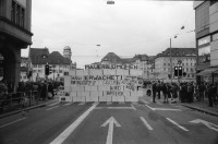 Image of sheet 19920200 photo 18: frtsg. Aktion Marktgassei 'Mauerblümchen erwachet ' und 'Wir überdauern alle Mauern'  Polizeieinsatz Grenadiereinsatz. Mobiles Jazzkonzert mit Co Streiff u.a. Claire Buchbinder und ? an Demonstration Protest (re). Monopoli Wahlplakate. Italien 1992