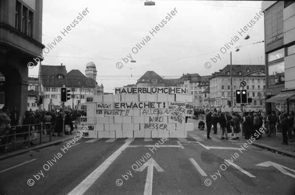 Image of sheet 19920200 photo 18: frtsg. Aktion Marktgassei 'Mauerblümchen erwachet ' und 'Wir überdauern alle Mauern'  Polizeieinsatz Grenadiereinsatz. Mobiles Jazzkonzert mit Co Streiff u.a. Claire Buchbinder und ? an Demonstration Protest (re). Monopoli Wahlplakate. Italien 1992