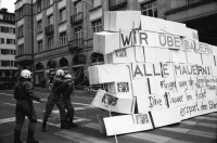 Image of sheet 19920200 photo 20: frtsg. Aktion Marktgassei 'Mauerblümchen erwachet ' und 'Wir überdauern alle Mauern'  Polizeieinsatz Grenadiereinsatz. Mobiles Jazzkonzert mit Co Streiff u.a. Claire Buchbinder und ? an Demonstration Protest (re). Monopoli Wahlplakate. Italien 1992