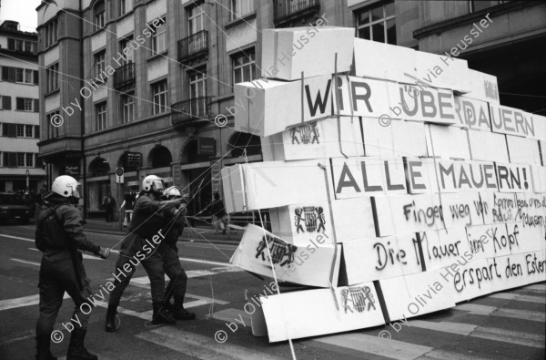 Image of sheet 19920200 photo 20: frtsg. Aktion Marktgassei 'Mauerblümchen erwachet ' und 'Wir überdauern alle Mauern'  Polizeieinsatz Grenadiereinsatz. Mobiles Jazzkonzert mit Co Streiff u.a. Claire Buchbinder und ? an Demonstration Protest (re). Monopoli Wahlplakate. Italien 1992