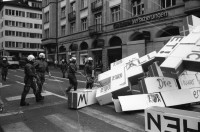 Image of sheet 19920200 photo 23: frtsg. Aktion Marktgassei 'Mauerblümchen erwachet ' und 'Wir überdauern alle Mauern'  Polizeieinsatz Grenadiereinsatz. Mobiles Jazzkonzert mit Co Streiff u.a. Claire Buchbinder und ? an Demonstration Protest (re). Monopoli Wahlplakate. Italien 1992