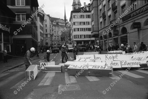 Image of sheet 19920200 photo 24: frtsg. Aktion Marktgassei 'Mauerblümchen erwachet ' und 'Wir überdauern alle Mauern'  Polizeieinsatz Grenadiereinsatz. Mobiles Jazzkonzert mit Co Streiff u.a. Claire Buchbinder und ? an Demonstration Protest (re). Monopoli Wahlplakate. Italien 1992