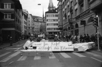 Image of sheet 19920200 photo 25: frtsg. Aktion Marktgassei 'Mauerblümchen erwachet ' und 'Wir überdauern alle Mauern'  Polizeieinsatz Grenadiereinsatz. Mobiles Jazzkonzert mit Co Streiff u.a. Claire Buchbinder und ? an Demonstration Protest (re). Monopoli Wahlplakate. Italien 1992