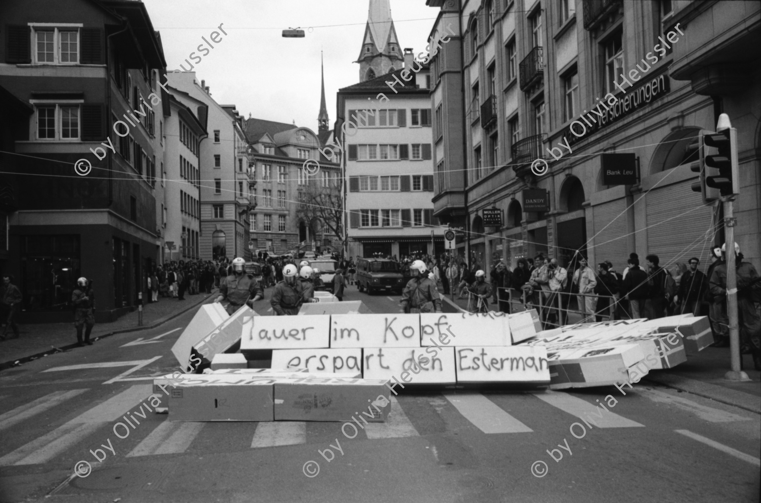 Image of sheet 19920200 photo 25: frtsg. Aktion Marktgassei 'Mauerblümchen erwachet ' und 'Wir überdauern alle Mauern'  Polizeieinsatz Grenadiereinsatz. Mobiles Jazzkonzert mit Co Streiff u.a. Claire Buchbinder und ? an Demonstration Protest (re). Monopoli Wahlplakate. Italien 1992