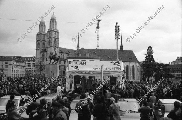 Image of sheet 19920200 photo 29: frtsg. Aktion Marktgassei 'Mauerblümchen erwachet ' und 'Wir überdauern alle Mauern'  Polizeieinsatz Grenadiereinsatz. Mobiles Jazzkonzert mit Co Streiff u.a. Claire Buchbinder und ? an Demonstration Protest (re). Monopoli Wahlplakate. Italien 1992