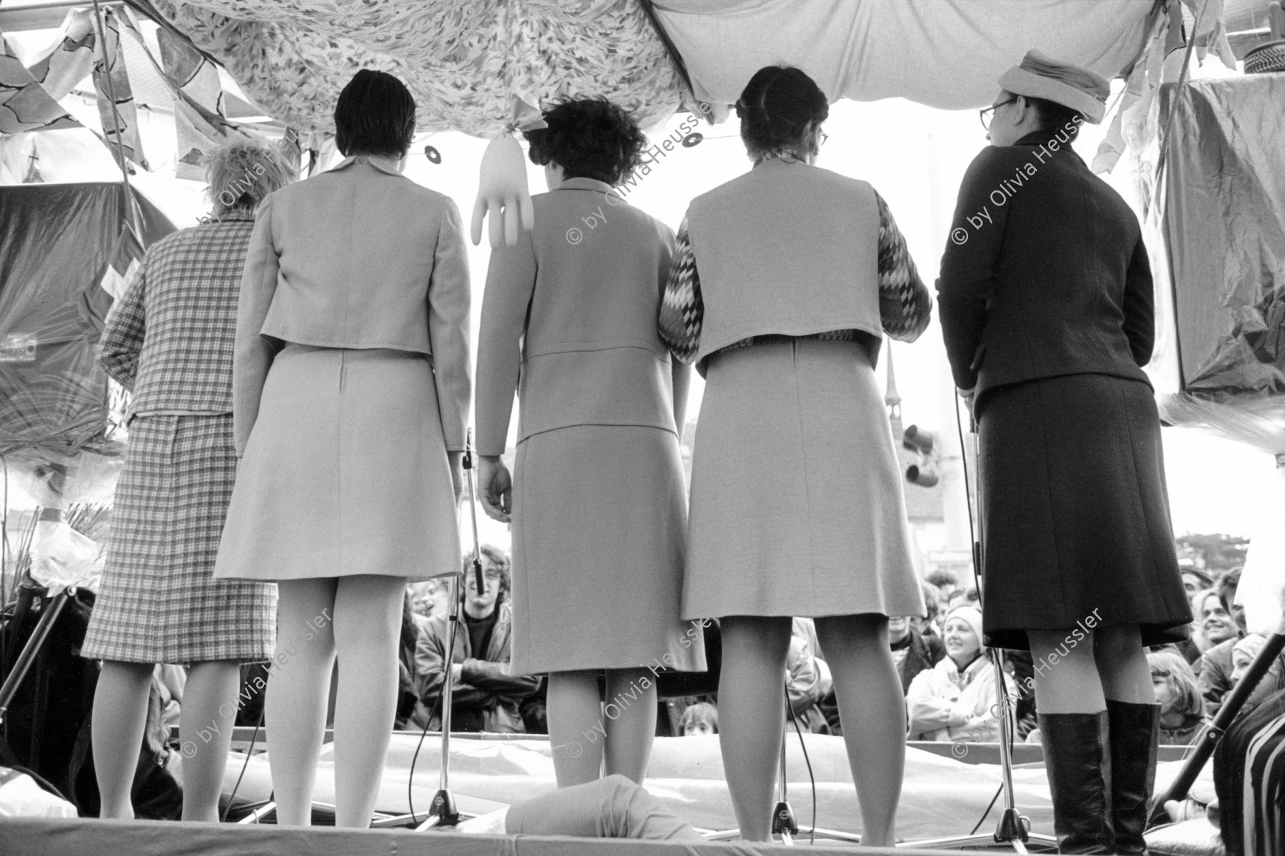 Image of sheet 19920200 photo 30: Die Acapella Frauengruppe Acapickels bei einem Auftritt an der Frühlings demonstration. Zürich 1992 Kreis 1 eins Swiss group women music concert Switzerland Schweiz Frauen gruppe √