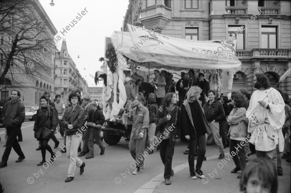 Image of sheet 19920200 photo 34: frtsg. Aktion Marktgassei 'Mauerblümchen erwachet ' und 'Wir überdauern alle Mauern'  Polizeieinsatz Grenadiereinsatz. Mobiles Jazzkonzert mit Co Streiff u.a. Claire Buchbinder und ? an Demonstration Protest (re). Monopoli Wahlplakate. Italien 1992