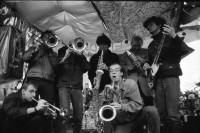 Image of sheet 19920200 photo 36: frtsg. Aktion Marktgassei 'Mauerblümchen erwachet ' und 'Wir überdauern alle Mauern'  Polizeieinsatz Grenadiereinsatz. Mobiles Jazzkonzert mit Co Streiff u.a. Claire Buchbinder und ? an Demonstration Protest (re). Monopoli Wahlplakate. Italien 1992