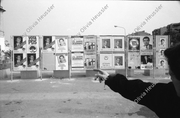 Image of sheet 19920200 photo 37: frtsg. Aktion Marktgassei 'Mauerblümchen erwachet ' und 'Wir überdauern alle Mauern'  Polizeieinsatz Grenadiereinsatz. Mobiles Jazzkonzert mit Co Streiff u.a. Claire Buchbinder und ? an Demonstration Protest (re). Monopoli Wahlplakate. Italien 1992