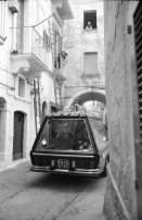 Image of sheet 19920201 photo 11: Brindisi. frtsg. 21 Italien Italy Apulien Puglia fish market 
Olives oliven tree olive 1992 fisher