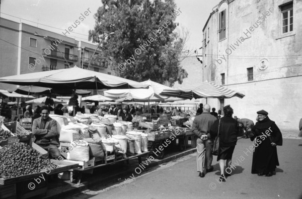 Image of sheet 19920201 photo 3: frtsg. Wahlplakate, Markt und Religiöser Bettler, Hafenmauer. Fischerboote. Beerdigung mit Musik. Ueberfahrener Igel. Olivenbäume.Trulli. Bunker. Personen olivia und Jürg Bernhard. Razzia der Carabineri in Brindisi. frtsg. 21 Italien Italy Apulien Puglia fish market 
Olives oliven tree olive 1992 fisher