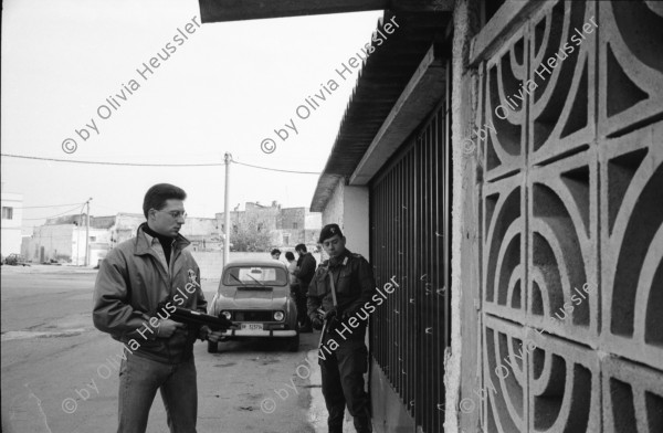 Image of sheet 19920201 photo 32: Razzia der Carabineri in Brindisi. frtsg. 21 Italien Italy Apulien Puglia fish market 
Olives oliven tree olive 1992 fisher