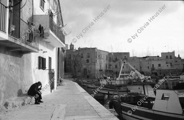 Image of sheet 19920201 photo 8: Brindisi. frtsg. 21 Italien Italy Apulien Puglia fish market 
1992 fisher