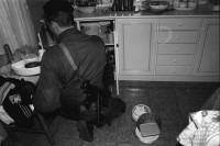 Image of sheet 19920210 photo 11: Unter Anleitung des Kommandant ' Il Robusto' hat um 6 Uhr OO im Schmugglerquartier 'Il Paradiso' mit Unterstützung der Fallschirmspringer aus der Lombardei, eine Hausdurchsuchung stattgefunden. Zusammen mit Gaetano Loporto Fotograf für 'La Repubblica' und Rocco de Benedictis. Waffen, Prostituierte und zerschlagener Jesus-Cristus. Brindisi 1992