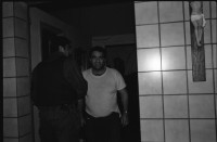 Image of sheet 19920210 photo 12: Unter Anleitung des Kommandant ' Il Robusto' hat um 6 Uhr OO im Schmugglerquartier 'Il Paradiso' mit Unterstützung der Fallschirmspringer aus der Lombardei, eine Hausdurchsuchung stattgefunden. Zusammen mit Gaetano Loporto Fotograf für 'La Repubblica' und Rocco de Benedictis. Waffen, Prostituierte und zerschlagener Jesus-Cristus. Brindisi 1992