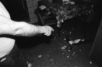 Image of sheet 19920210 photo 18: Unter Anleitung des Kommandant ' Il Robusto' hat um 6 Uhr OO im Schmugglerquartier 'Il Paradiso' mit Unterstützung der Fallschirmspringer aus der Lombardei, eine Hausdurchsuchung stattgefunden. Zusammen mit Gaetano Loporto Fotograf für 'La Repubblica' und Rocco de Benedictis. Waffen, Prostituierte und zerschlagener Jesus-Cristus. Brindisi 1992
