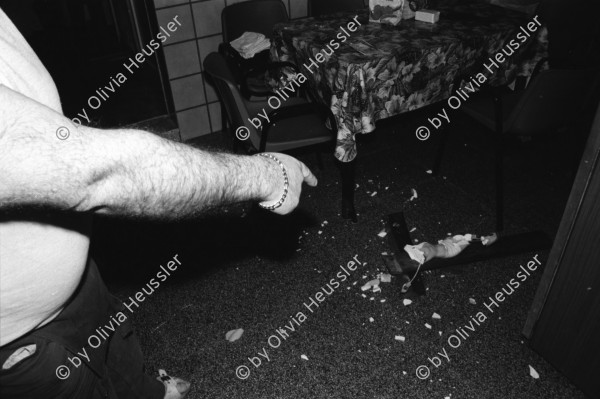 Image of sheet 19920210 photo 18: Unter Anleitung des Kommandant ' Il Robusto' hat um 6 Uhr OO im Schmugglerquartier 'Il Paradiso' mit Unterstützung der Fallschirmspringer aus der Lombardei, eine Hausdurchsuchung stattgefunden. Zusammen mit Gaetano Loporto Fotograf für 'La Repubblica' und Rocco de Benedictis. Waffen, Prostituierte und zerschlagener Jesus-Cristus. Brindisi 1992