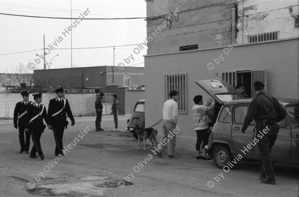 Image of sheet 19920210 photo 23: Unter Anleitung des Kommandant ' Il Robusto' hat um 6 Uhr OO im Schmugglerquartier 'Il Paradiso' mit Unterstützung der Fallschirmspringer aus der Lombardei, eine Hausdurchsuchung stattgefunden. Zusammen mit Gaetano Loporto Fotograf für 'La Repubblica' und Rocco de Benedictis. Waffen, Prostituierte und zerschlagener Jesus-Cristus. Brindisi 1992