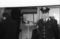Image of sheet 19920210 photo 36: Unter Anleitung des Kommandant ' Il Robusto' hat um 6 Uhr OO im Schmugglerquartier 'Il Paradiso' mit Unterstützung der Fallschirmspringer aus der Lombardei, eine Hausdurchsuchung stattgefunden. Zusammen mit Gaetano Loporto Fotograf für 'La Repubblica' und Rocco de Benedictis. Waffen, Prostituierte und zerschlagener Jesus-Cristus. Brindisi 1992