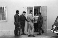 Image of sheet 19920210 photo 4: Unter Anleitung des Kommandant ' Il Robusto' hat um 6 Uhr OO im Schmugglerquartier 'Il Paradiso' mit Unterstützung der Fallschirmspringer aus der Lombardei, eine Hausdurchsuchung stattgefunden. Zusammen mit Gaetano Loporto Fotograf für 'La Repubblica' und Rocco de Benedictis. Waffen, Prostituierte und zerschlagener Jesus-Cristus. Brindisi 1992