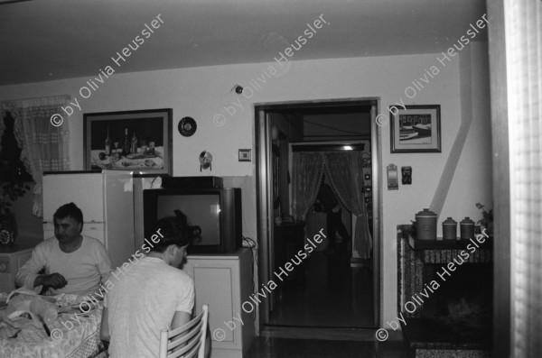 Image of sheet 19920210 photo 5: Unter Anleitung des Kommandant ' Il Robusto' hat um 6 Uhr OO im Schmugglerquartier 'Il Paradiso' mit Unterstützung der Fallschirmspringer aus der Lombardei, eine Hausdurchsuchung stattgefunden. Zusammen mit Gaetano Loporto Fotograf für 'La Repubblica' und Rocco de Benedictis. Waffen, Prostituierte und zerschlagener Jesus-Cristus. Brindisi 1992