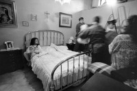 Image of sheet 19920220 photo 31: © 1992, Olivia Heussler / www.clic.li
Während einer Razzia im Schmugglerquartier 'Il Paradiso' bei Brindisi, Italien 03.92 1992 During a raid in the smugglers' quarters ' Il Paradiso ' in Brindisi Puglia Italy
Soldiers and 'Carabinieri' confiscating stolen goods. √