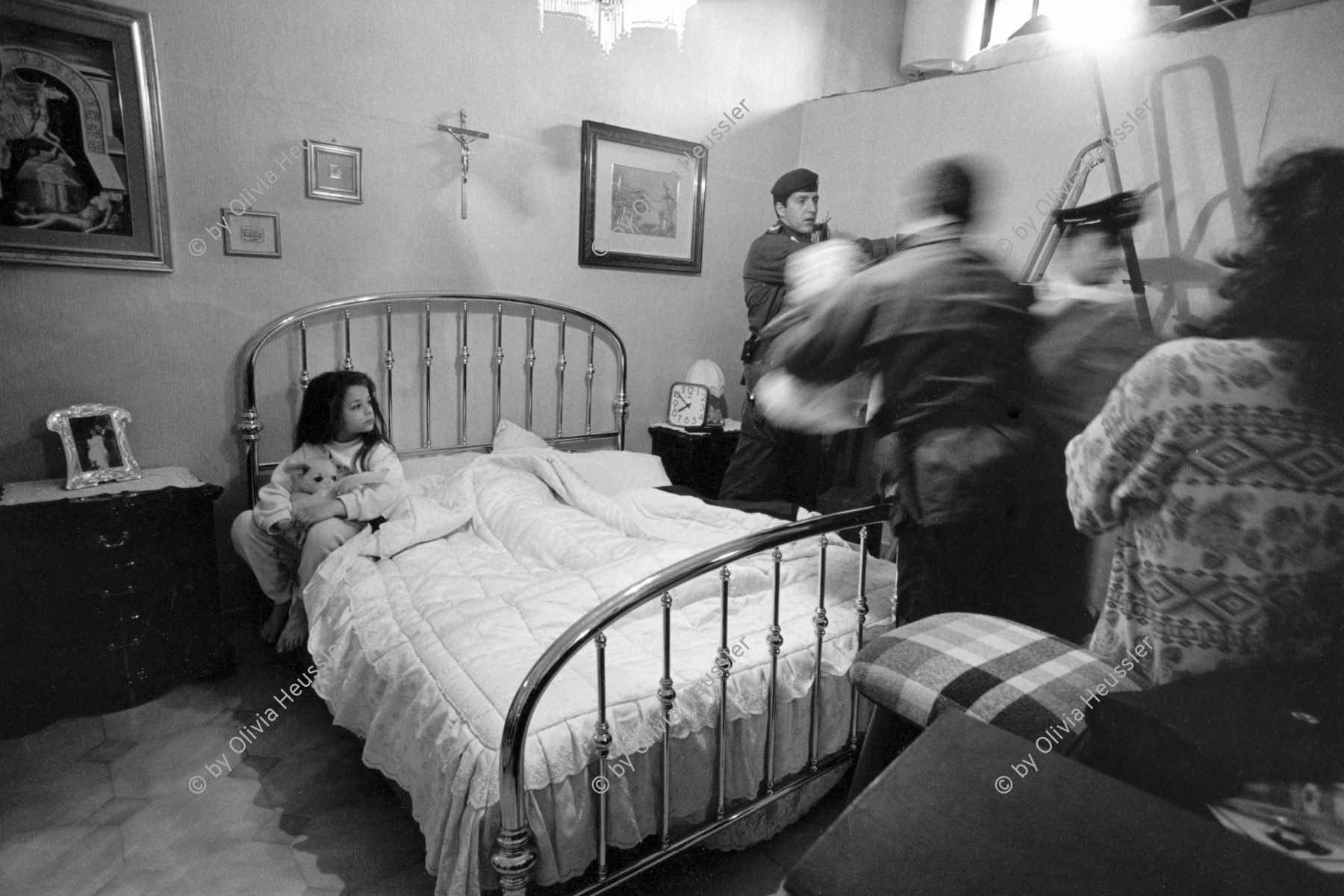 Image of sheet 19920220 photo 31: © 1992, Olivia Heussler / www.clic.li
Während einer Razzia im Schmugglerquartier 'Il Paradiso' bei Brindisi, Italien 03.92 1992 During a raid in the smugglers' quarters ' Il Paradiso ' in Brindisi Puglia Italy
Soldiers and 'Carabinieri' confiscating stolen goods. √