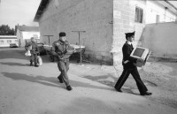 Image of sheet 19920220 photo 34: frtsg. Bogen Nr. 92021
Ein Armeeangehöriger Soldat Militär Carabinieri Polizei zeigt während einer Razzia im Schmuggelquartier 'Il Paradiso' seine Künste beim Fasadenklettern. Brindisi, Italien Italy Razzia 03.92 1992 
During a raid in the smugglers' quarters' Il Paradiso 'in Bindisi