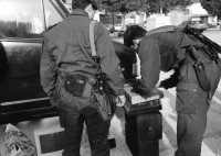 Image of sheet 19920220 photo 36: frtsg. Bogen Nr. 92021
Ein Armeeangehöriger Soldat Militär Carabinieri Polizei zeigt während einer Razzia im Schmuggelquartier 'Il Paradiso' seine Künste beim Fasadenklettern. Brindisi, Italien Italy Razzia 03.92 1992 
During a raid in the smugglers' quarters' Il Paradiso 'in Bindisi