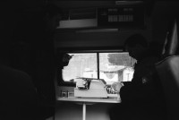 Image of sheet 19920220 photo 4: frtsg. Bogen Nr. 92021
Ein Armeeangehöriger Soldat Militär Carabinieri Polizei zeigt während einer Razzia im Schmuggelquartier 'Il Paradiso' seine Künste beim Fasadenklettern. Brindisi, Italien Italy Razzia 03.92 1992 
During a raid in the smugglers' quarters' Il Paradiso 'in Bindisi