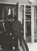 Image of sheet 19920230 photo 11: © 1992, OLIVIA HEUSSLER / www.clic.li
Schmuggel von Zigarretten aus dem ehemaligen Jugoslawien. Marlboro / Phillip Morris. Kleines Mädchen sitzt im Bett und beobachtet Carabineri, beim Hausdurchsuchen. Armeeangehörige Soldat Militär Carabinieri Polizei während einer Razzia im Schmuggelquartier 'Il Paradiso' Brindisi, Italien Italy Razzia 03.92 1992 √ Smuggler 
Italian police and army forces during a search early in the morning in a poor smuggler quarter. police army soldier child girl bed raid mafia cigars Apulien Puglia
ohne Aufkleber