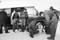 Image of sheet 19920230 photo 14: Schmuggel von Zigarretten aus dem ehemaligen Jugoslawien und aus Albanien. Marlboro /Phillip Morris. 
Ein Armeeangehöriger Soldat Militär Carabinieri Polizei zeigt während einer Razzia im Schmuggelquartier 'Il Paradiso' Brindisi, Italien Italy Razzia 03.92 1992